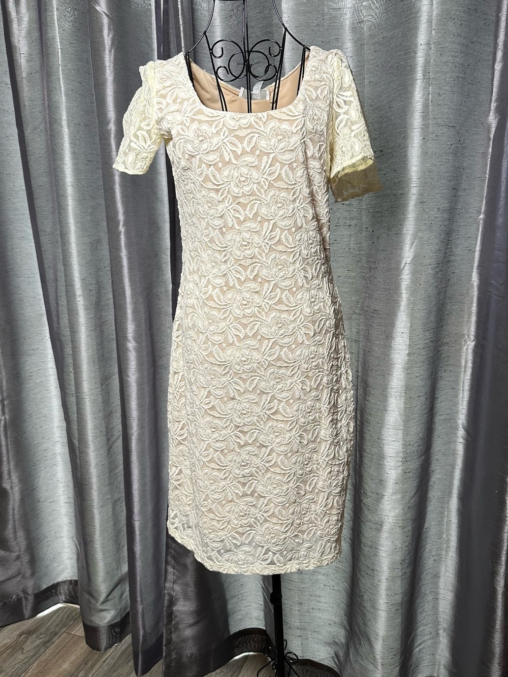 Badgley Mischka Cream Floral Lace Midi Dress